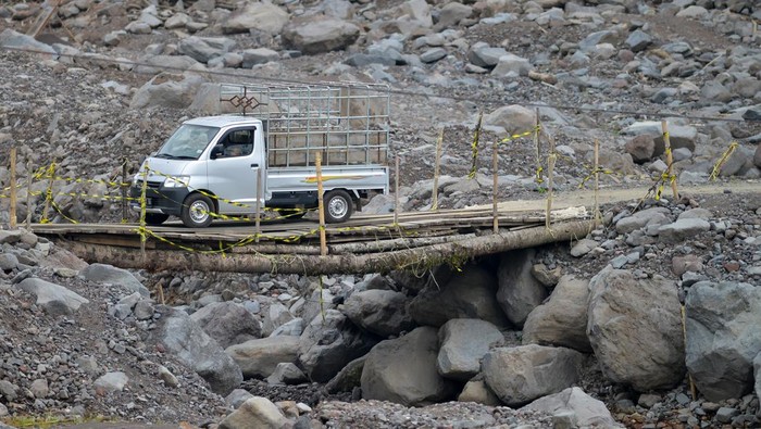Pengendara melintas di jembatan darurat Nagari Sungai Jambu, Tanah Datar, Sumatera Barat, Sabtu (2/11/2024), Dari total 36 jembatan rusak akibat banjir bandang lahar dingin Gunung Marapi di kabupaten itu pada Mei 2024, sebagian besar masih berupa jembatan darurat yang dibuat swadaya oleh masyarakat. ANTARA FOTO/Iggoy el Fitra/YU