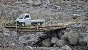 Jembatan Darurat Masih Digunakan di Tanah Datar