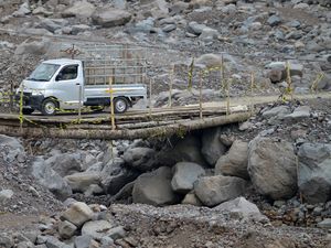Jembatan Darurat Masih Digunakan di Tanah Datar