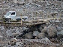 Jembatan Darurat Masih Digunakan di Tanah Datar