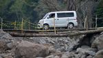Jembatan Darurat Masih Digunakan di Tanah Datar
