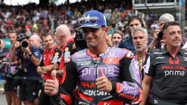 MotoGP - Malaysian Grand Prix - Sepang International Circuit, Sepang, Malaysia - November 3, 2024 Prima Pramac Racing's Jorge Martin celebrates after winning the MotoGP sprint REUTERS/Hasnoor Hussain