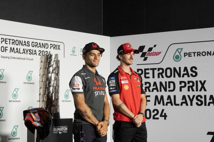 BURIRAM, THAILAND - OCTOBER 31: (L-R) Jorge Martin of Spain and Prima Pramac Racing and Francesco Bagnaia of Italy and Ducati Lenovo Team pose  during the press conference pre-event during the MotoGP Of Malaysia - Previews  at Sepang International Circuit on October 31, 2024 in Kuala Lumpur, Malaysia. (Photo by Mirco Lazzari gp/Getty Images)