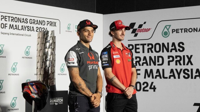 BURIRAM, THAILAND - OCTOBER 31: (L-R) Jorge Martin of Spain and Prima Pramac Racing and Francesco Bagnaia of Italy and Ducati Lenovo Team pose  during the press conference pre-event during the MotoGP Of Malaysia - Previews  at Sepang International Circuit on October 31, 2024 in Kuala Lumpur, Malaysia. (Photo by Mirco Lazzari gp/Getty Images)