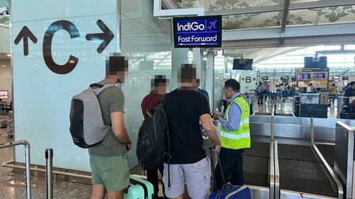 Kakak adik asal Serbia berinisal DM (31) dan IM (28) dideportasi melalui Bandara I Gusti Ngurah Rai, Bali, Jumat (1/11/2024). (Foto: Dok. Imigrasi Singaraja)