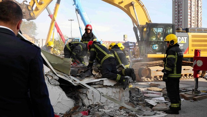 Kanopi Stasiun Kereta Api di Serbia Ambruk, 14 Orang Tewas Rescuers work at the scene where the roof of a train station collapsed, killing several people, in Novi Sad, Serbia November 1, 2024. REUTERS/Zorana Jevtic TPX IMAGES OF THE DAY