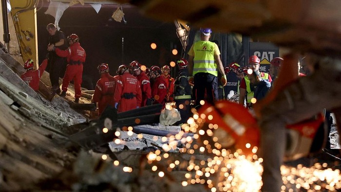 Rescuers work at the scene where the roof of a train station collapsed, killing several people, in Novi Sad, Serbia November 1, 2024. REUTERS/Zorana Jevtic     TPX IMAGES OF THE DAY