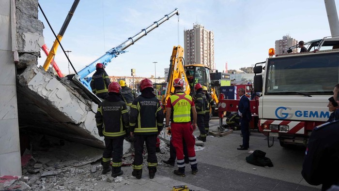 Kanopi Stasiun Kereta Api di Serbia Ambruk, 14 Orang Tewas Rescuers work at the scene where the roof of a train station collapsed, killing several people, in Novi Sad, Serbia November 1, 2024. REUTERS/Zorana Jevtic TPX IMAGES OF THE DAY