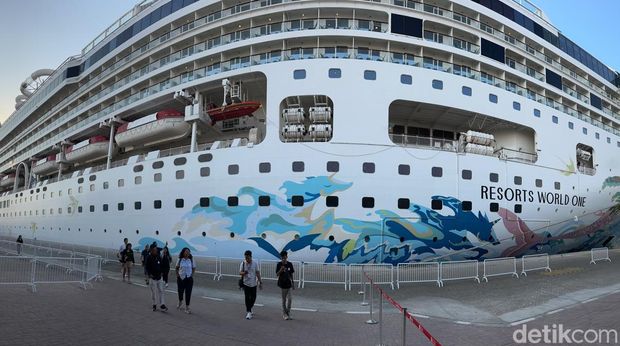 Kapal pesiar Resorts World One milik Resorts World Cruises.