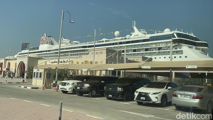 Kapal pesiar Resorts World One milik Resorts World Cruises.