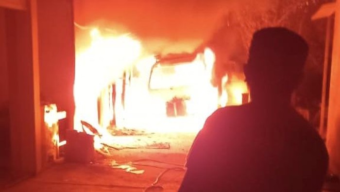 Kebakaran di Bengkel Karoseri ambulance di Jalan Mengesti Luhur, Desa Luwang, Kecamatan Gatak, Kabupaten Sukoharjo, Sabtu (2/11/2024).