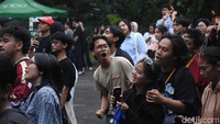Beberapa pengunjung datang bersama teman-teman, tampil serasi dengan outfit senada yang menunjukkan kekompakan mereka.
