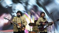 Mereka menghibur para mahasiswa dengan lagu-lagu indi andalan.