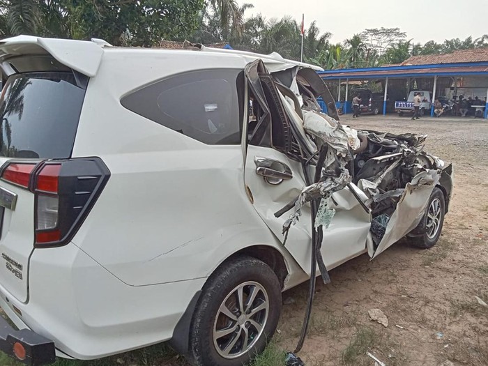 Kondisi mobil Toyota Calya usai bertabrakan dengan truk