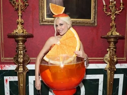 Foto: Kostum Halloween 2024 Terheboh, Kim Kardashian Jadi Buaya Albino