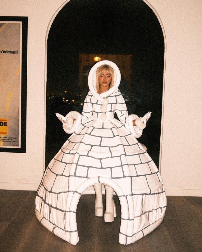 Sabrina Carpenter menjadi iglo, rumah khas masyarakat di kawasan Artik Tengah. Ia terinspirasi dari salah satu adegan Hannah Montana yang dibintangi Miley Cyrus. (Foto: Instagram)