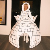 Sabrina Carpenter menjadi iglo, rumah khas masyarakat di kawasan Artik Tengah. Ia terinspirasi dari salah satu adegan Hannah Montana yang dibintangi Miley Cyrus. (Foto: Instagram)