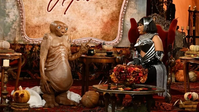 Janelle Monae menjelma sebagai alien dari film ET saat menghadiri The Jennifer Hudson Show. Adapun sang host memakai kostum Queen of the Night seperti penampilan Whitney Houston dalam film The Bodyguard. (Foto: Instagram)