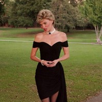 Elsa Hosk mendedikasikan Halloween 2024 untuk idola sekaligus ikon dunia, Putri Diana. Sang model bersolek dengan salah satu penampilan ikonis Putri Diana yang kemudian terkenal dengan julukan the revenge dress. (Foto: Instagram)