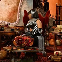 Janelle Monae menjelma sebagai alien dari film ET saat menghadiri The Jennifer Hudson Show. Adapun sang host memakai kostum Queen of the Night seperti penampilan Whitney Houston dalam film The Bodyguard. (Foto: Instagram)