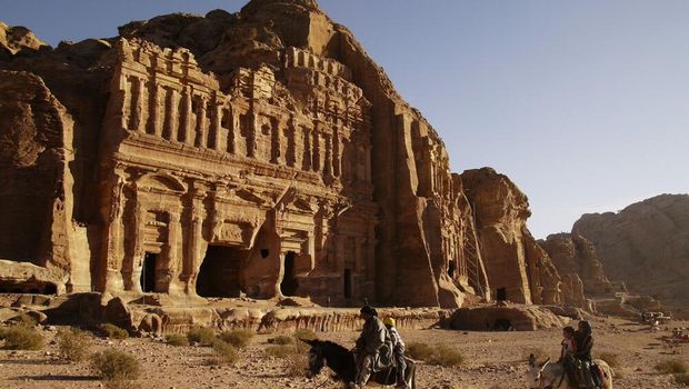Taman Arkeologi Petra dinyatakan sebagai situs Warisan Dunia UNESCO, dan pada tahun 2007 dinobatkan sebagai salah satu dari tujuh keajaiban dunia yang baru. Selama berabad-abad, keberadaan kota ini tetap terjaga yang membuktikan kebenaran ayat-ayat Al-Qur'an.