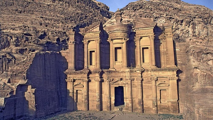 Kota Petra Terletak di gurun dan pegunungan yang terjal di sudut barat daya Kerajaan Hashemite di Yordania, Petra dulunya merupakan pusat perdagangan yang berkembang pesat dan ibu kota kekaisaran Nabath antara tahun 400 SM dan 106 M.