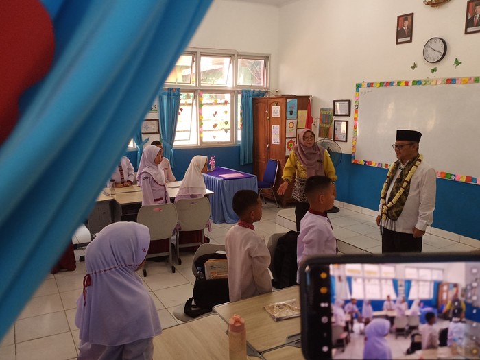 Saat kunjungan kerja pertamanya sebagai Menteri Pendidikan Dasar dan Menengah (Mendikdasmen), Abdul Mu'ti mengajar siswa di SDN 59 Palembang pada Jumat (1/11/2024).