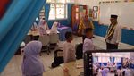 Momen Mendikdasmen Ngajar di SDN 59 Palembang, Siswa Antusias!
