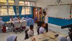 Momen Mendikdasmen Ngajar di SDN 59 Palembang, Siswa Antusias!