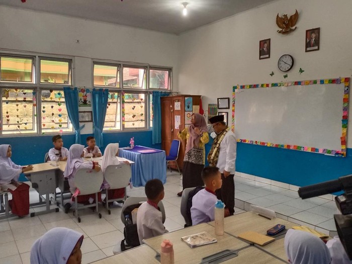 Saat kunjungan kerja pertamanya sebagai Menteri Pendidikan Dasar dan Menengah (Mendikdasmen), Abdul Mu'ti mengajar siswa di SDN 59 Palembang pada Jumat (1/11/2024)
