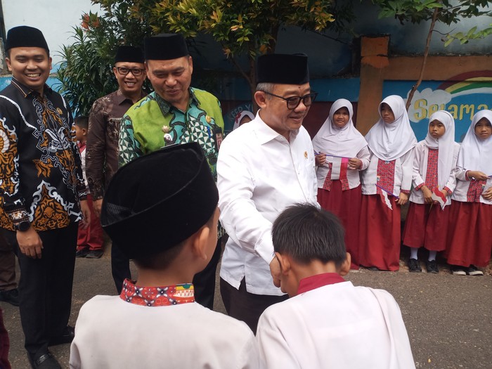 Kunjungan kerja pertamanya sebagai Menteri Pendidikan Dasar dan Menengah (Mendikdasmen), Abdul Mu'ti mengajar siswa di SDN 59 Palembang pada Jumat (1/11/2024) Saat kunjungan kerja pertamanya sebagai Menteri Pendidikan Dasar dan Menengah (Mendikdasmen), Abdul Mu'ti mengajar siswa di SDN 59 Palembang pada Jumat (1/11/2024).