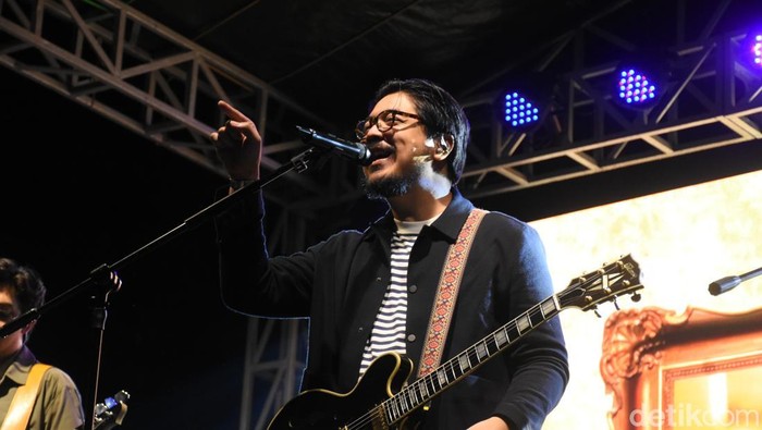 Kunto Aji dan Bilal Indra Jaya sukses menghibur penonton dalam konsernya di Studentnite UI. Penampilan mereka yang energik dan interaksi hangat membuat suasana semakin meriah.