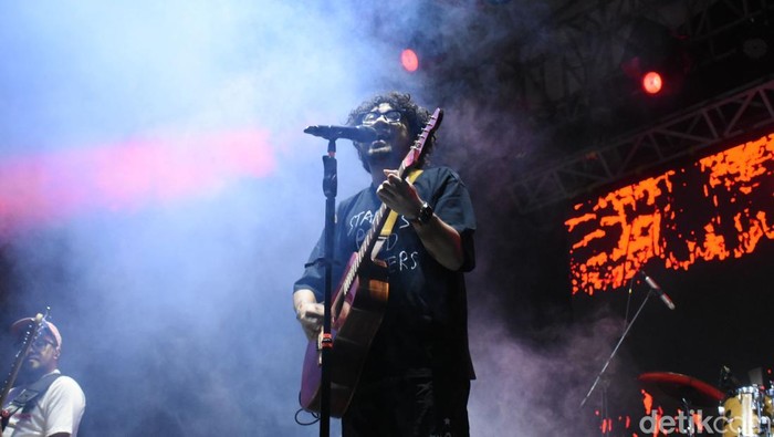 Kunto Aji dan Bilal Indra Jaya sukses menghibur penonton dalam konsernya di Studentnite UI. Penampilan mereka yang energik dan interaksi hangat membuat suasana semakin meriah.