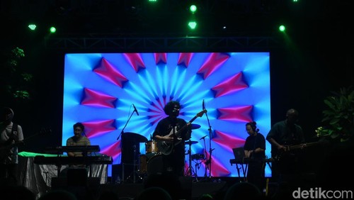Kunto Aji dan Bilal Indra Jaya sukses menghibur penonton dalam konsernya di Studentnite UI. Penampilan mereka yang energik dan interaksi hangat membuat suasana semakin meriah.