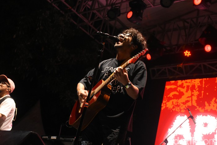 Kunto Aji-Bilal Indra Guncang Panggung Studentnite Festival Kunto Aji dan Bilal Indra Jaya sukses menghibur penonton dalam konsernya di Studentnite UI. Penampilan mereka yang energik dan interaksi hangat membuat suasana semakin meriah.