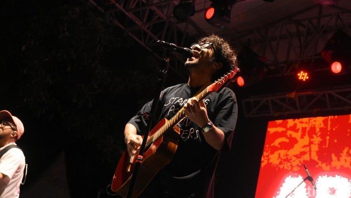 Kunto Aji dan Bilal Indra Jaya sukses menghibur penonton dalam konsernya di Studentnite UI. Penampilan mereka yang energik dan interaksi hangat membuat suasana semakin meriah.