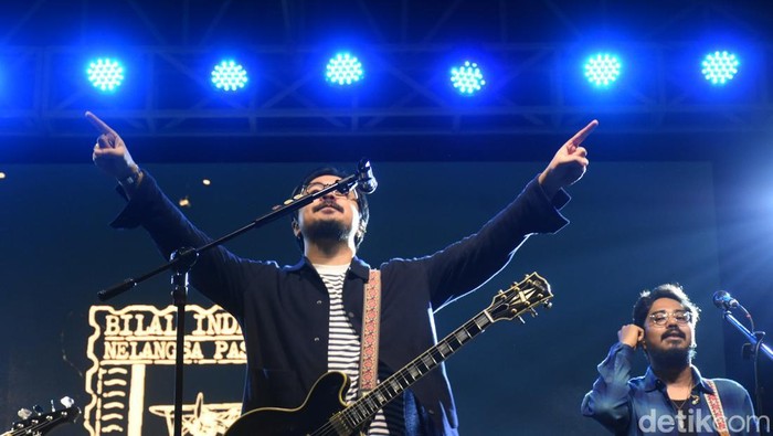 Kunto Aji dan Bilal Indra Jaya sukses menghibur penonton dalam konsernya di Studentnite UI. Penampilan mereka yang energik dan interaksi hangat membuat suasana semakin meriah.