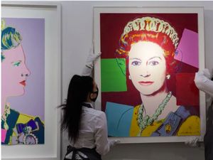 Dua Lukisan Mahakarya Andy Warhol Dicuri!