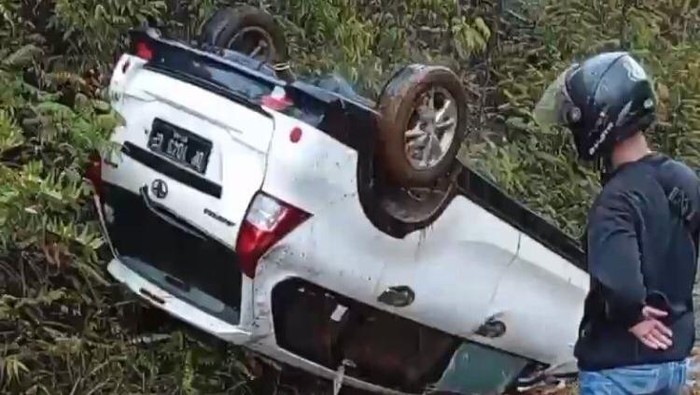 Sebuah minibus dan mobil pikap terlibat tabrakan di Jalan Poros Sorowako, Kabupaten Luwu Timur, Sulawesi Selatan (Sulsel).