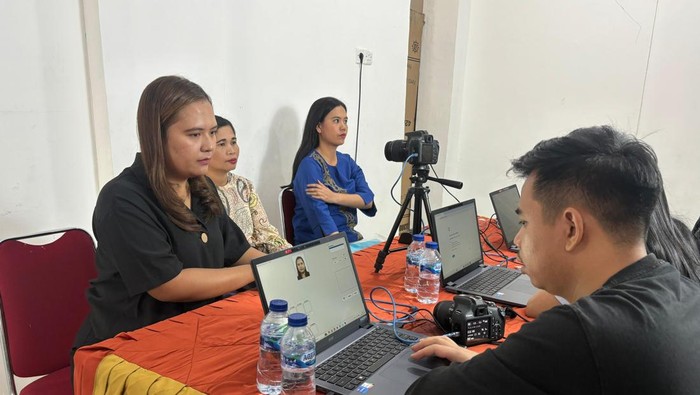 Masyarakat Kabanjahe sedang menerima layanan Smart Eazy Pasport dari Kantor Imigrasi Kelas I khusus TPI Medan (Dok. Istimewa)