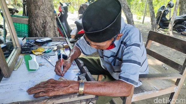 Tukimin Trisno Suwarno (81) di lapak pangkas rambutnya di Desa Paseban, Kecamatan Bayat, Klaten
