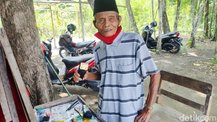 Tukimin Trisno Suwarno (81) di lapak pangkas rambutnya di Desa Paseban, Kecamatan Bayat, Klaten