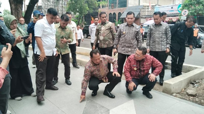 Mendagri Tito Karnavian mengecek lantai di Taman Kambang Iwak Palembang.