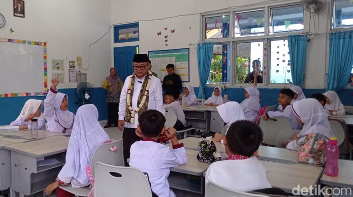 Mendikdasmen melaunching Bulan Guru Nasional di SDN 59 Palembang
