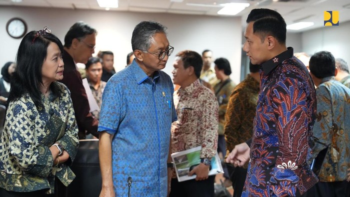 Menteri Pekerjaan Umum (PU) Dody Hanggodo bertemu dengan Menteri Koordinator Bidang Infrastruktur dan Pembangunan Wilayah Agus Harimurti Yudhoyono (AHY).