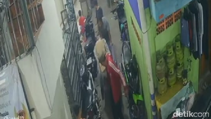 Momen Fauzan si tukang jagal membawa jasad korban mutilasi pakai gerobak di Muara Baru, Jakarta Utara.