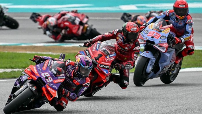 Prima Pramac Racings Spanish rider Jorge Martin (L) rides in front of Ducati Lenovo Teams Italian rider Francesco Bagnaia (C) and Gresini Racing MotoGPs Spanish rider Marc Marquez (R) during the Sprint race of the MotoGP Malaysian Grand Prix at the Sepang International Circuit in Sepang on November 2, 2024. (Photo by MOHD RASFAN / AFP)