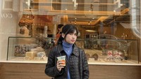 Saat di kafe, ada minuman yang menjadi favoritnya. Minuman tersebut adalah matcha latte, salah satu momennya terlihat dari foto ini. Foto: Instagram @namiradjani