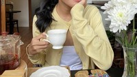 Tak kalah seru ini mkmen afternoon tea Namira Adjani. Ia menikmati teh dan donat yang dilemgkapi topping meses warna-warni. Foto: Instagram @namiradjani