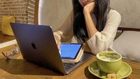 Saat mengerjakan sebuah tugas, Namira Adjani juga memilih kafe sebagai tempat favortinya. Ia juga ditemani dengan secangkir matcha hangat. Foto: Instagram @namiradjani